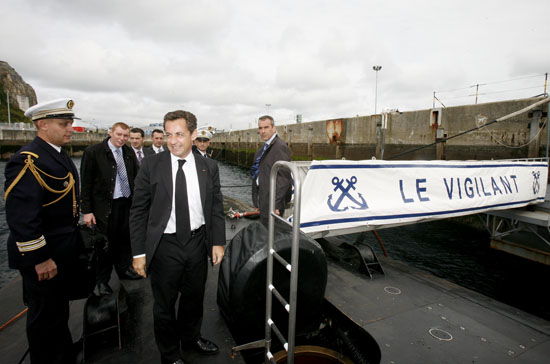 Le Président Sarkozy embarque Ã  bord du Vigilant