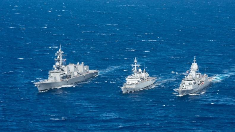 La frégate Vendémiaire, le destroyer japonais JS Kirisame et le bâtiment australien HMAS Warramunga