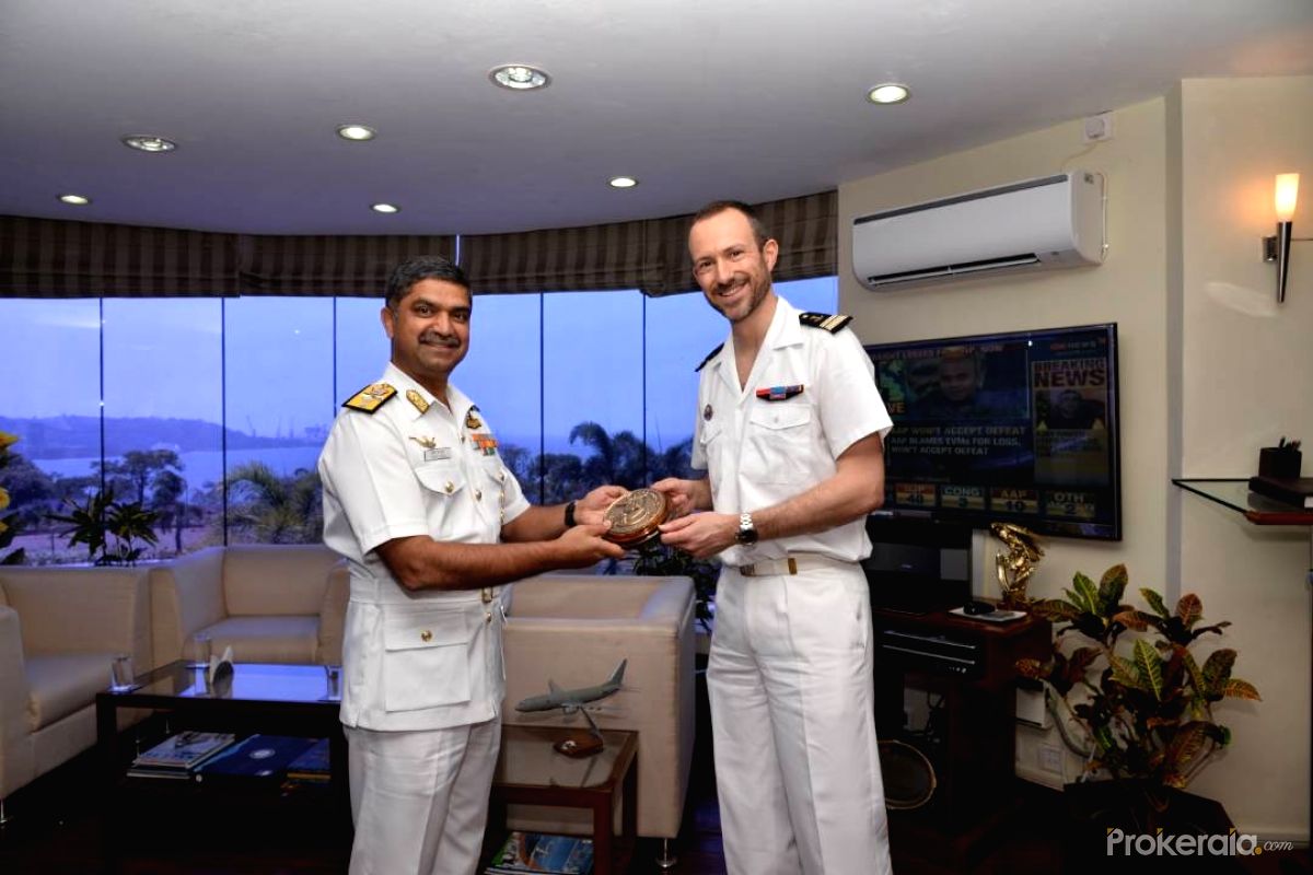 Le commandant du Dupuy de Lome, le capitaine de frégate Louis Tillier, est reçu par le contre-amiral Puneet K Bahl, commandant la zone maritime de Goa.