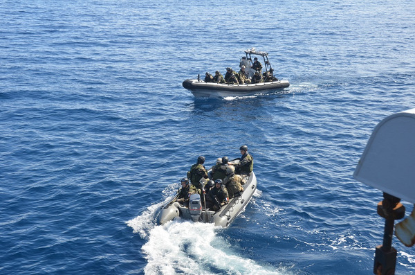 Une équipe de visite maltaise à bord du patrouilleur de haute mer PM L’Her
