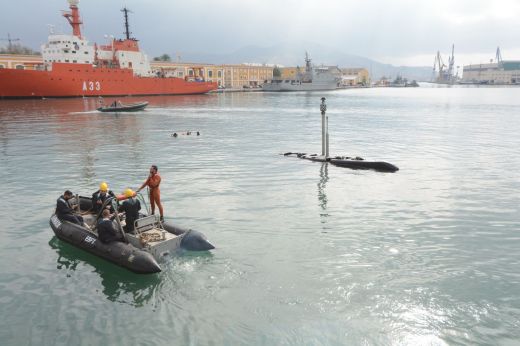 Un sous-marin espagnol simulant un sous-marin en détresse