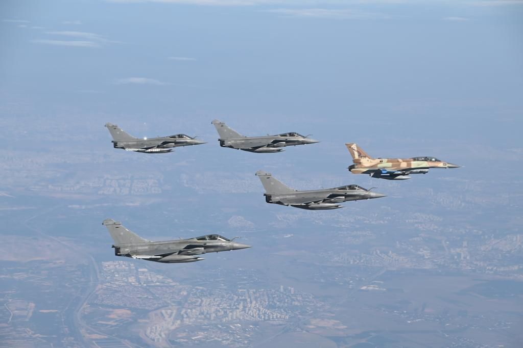 4 chasseurs Rafale du groupe aéronaval et un chasseur F-16i israélien