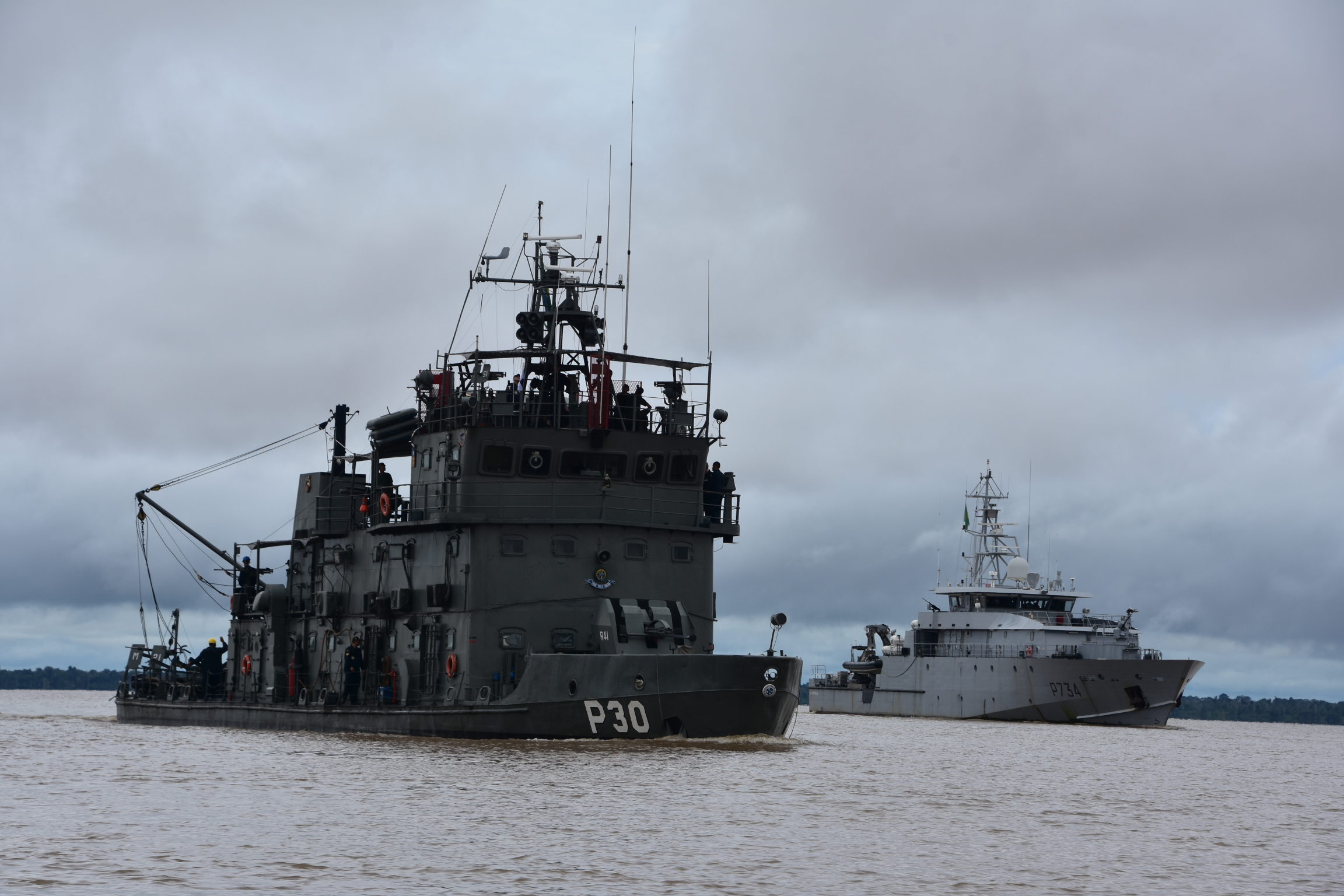 La Résolue et le patrouilleur fluvial brésilien Roraima