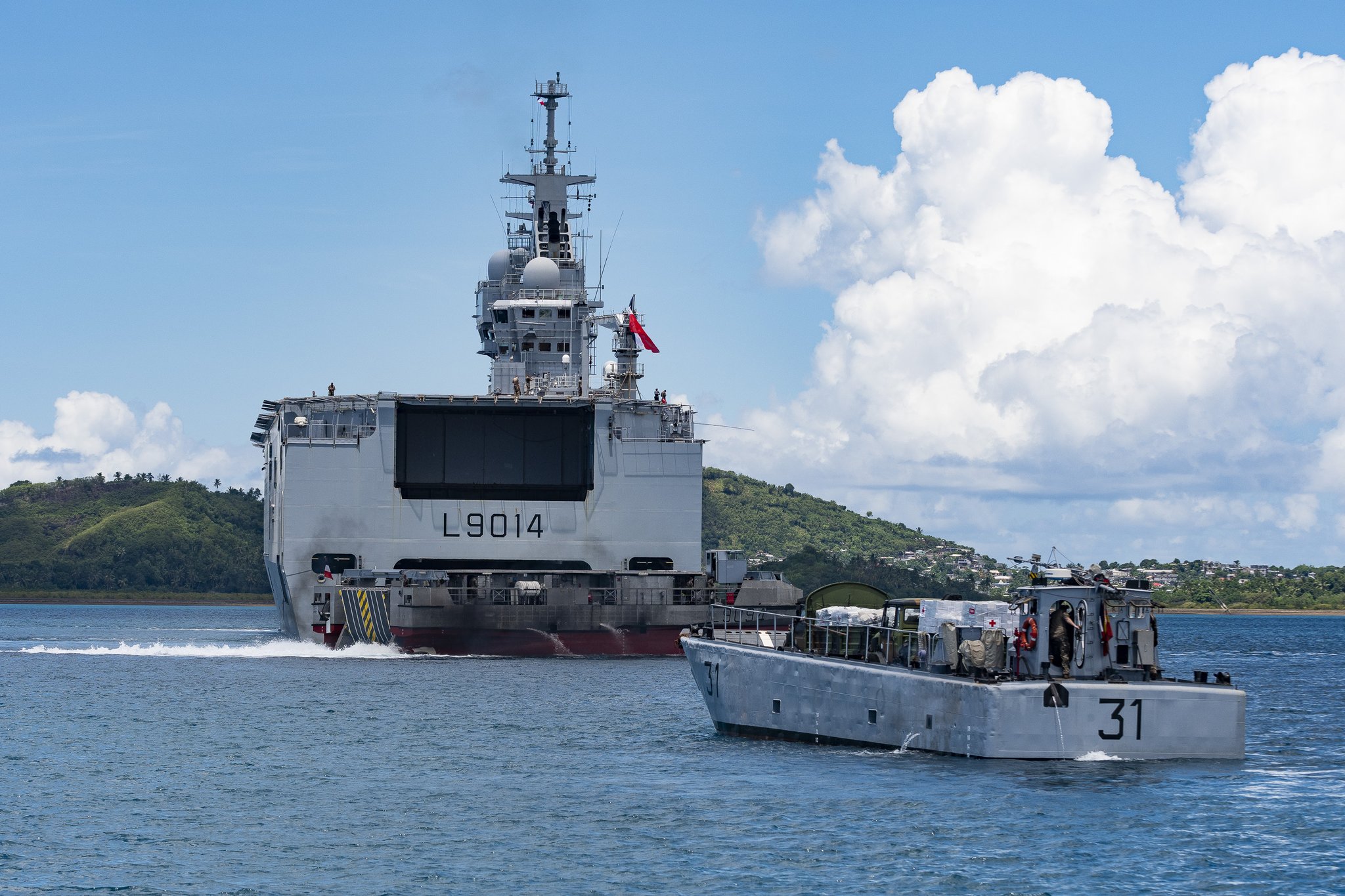Le PHA Tonnerre embarque du fret humanitaire à Mayotte