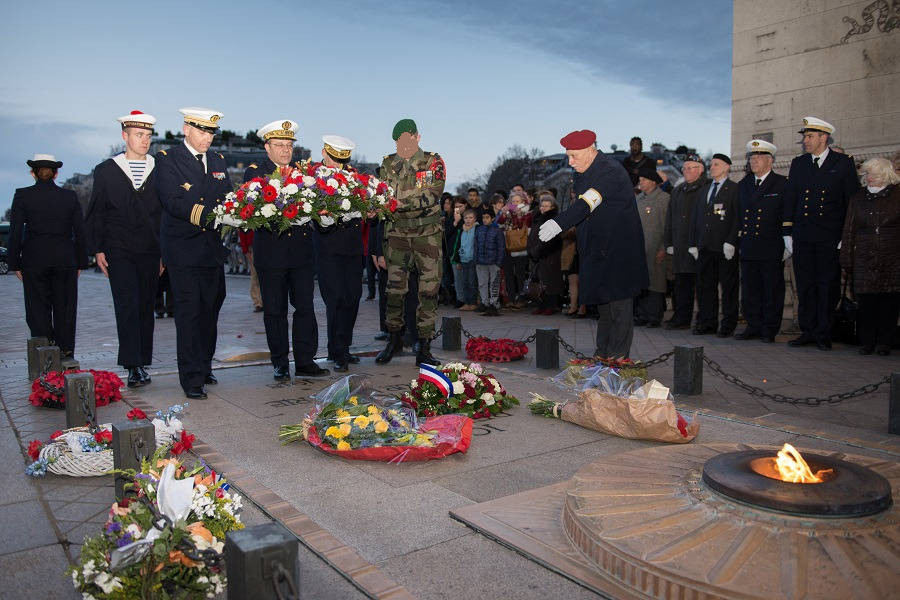 Le chef d’état-major de la Marine dépose une gerbe sur la tombe du soldat inconnu en mémoire de Charles Trépel
