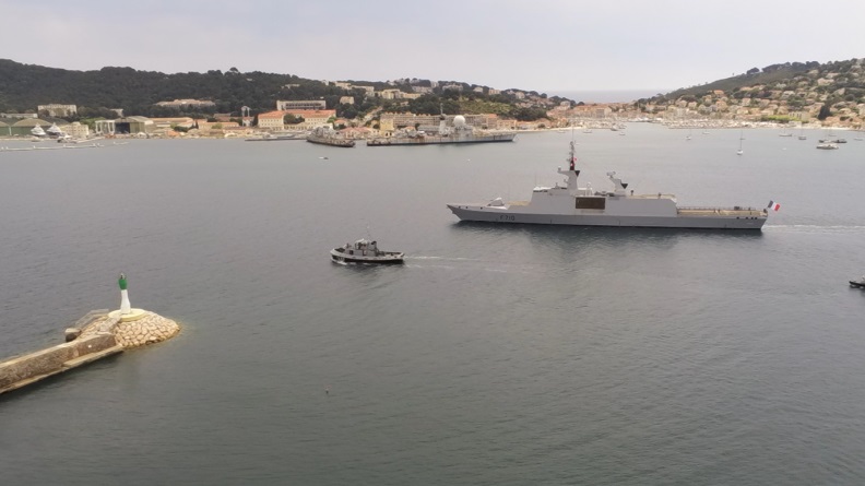 La frégate La Fayette appareille de Toulon pour des essais à la mer
