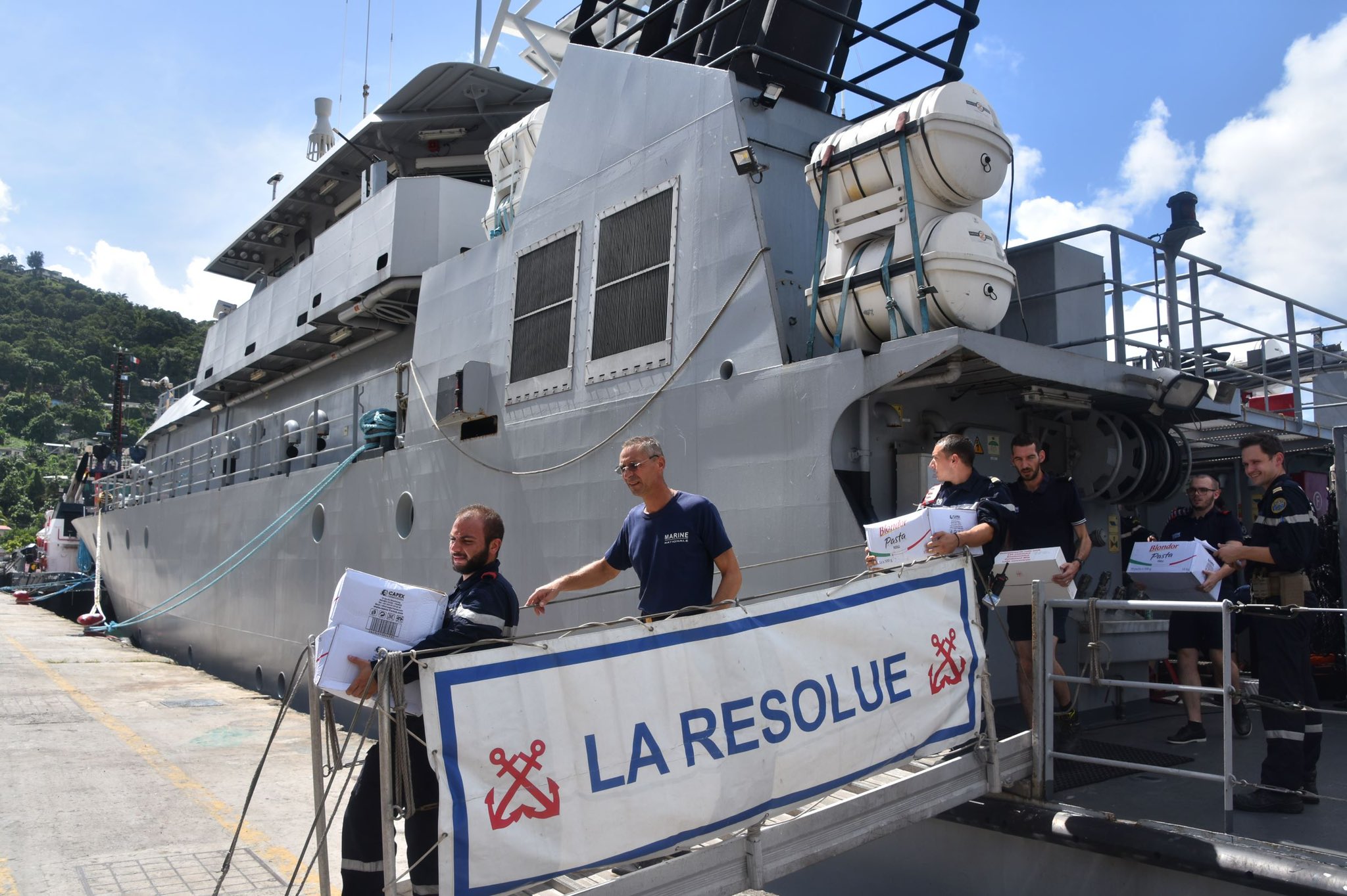 L'équipage de La Résolue décharge le fret humanitaire