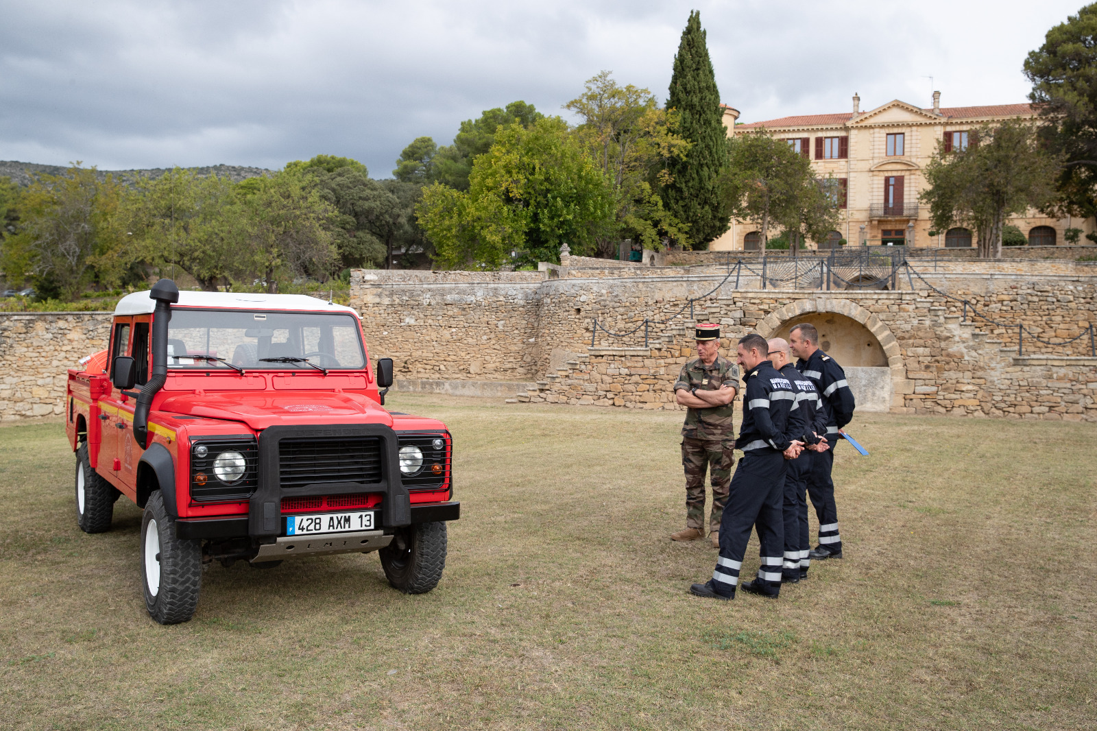 Le bataillon des marins-pompiers de Marseille remet un véhicule tous-terrains à l’Institut des Invalides de la Légion étrangère de Puyloubier