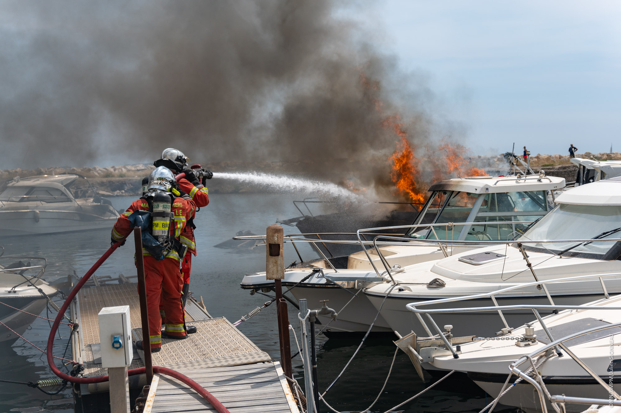Les marins-pompiers de Marseille interviennent sur un feu d’embarcations dans le port de l’Estaque