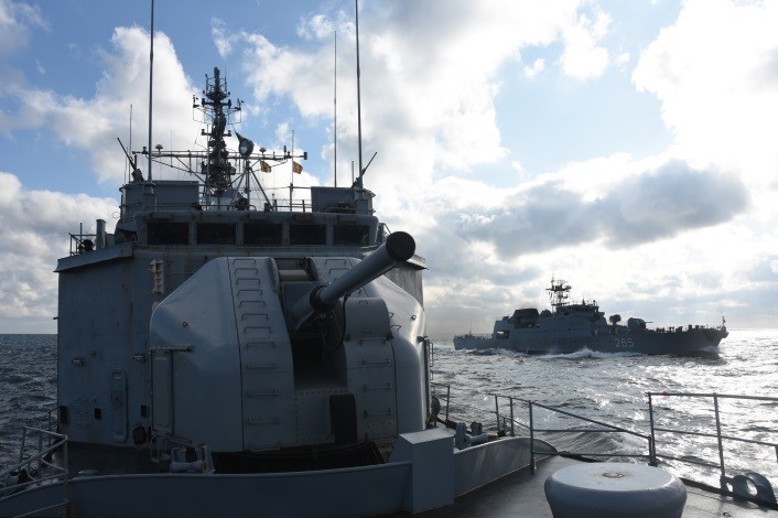 Le Cdt Birot et la corvette roumaine Contre-Amiral Horia Macelariu