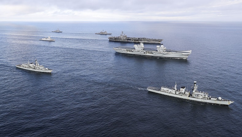Le nouveau porte-avions britannique HMS Queen Elizabeth et le porte-avions américain USS George HW Bush au large de l’Ecosse