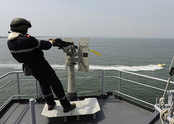 Un marin de la frégate Ventôse suit un contact de surface lors d'un exercice de FRUKUS 2011