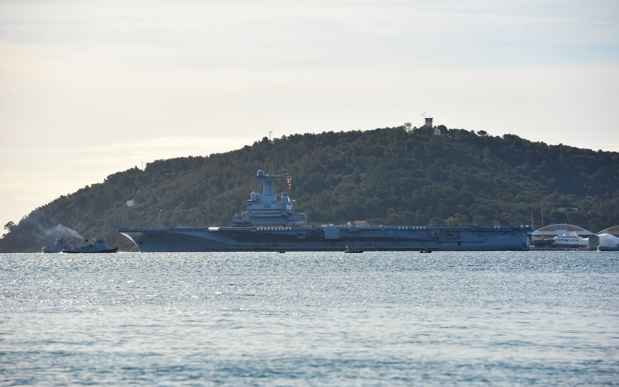 Le porte-avions Charles-de-Gaulle quitte la rade de Toulon