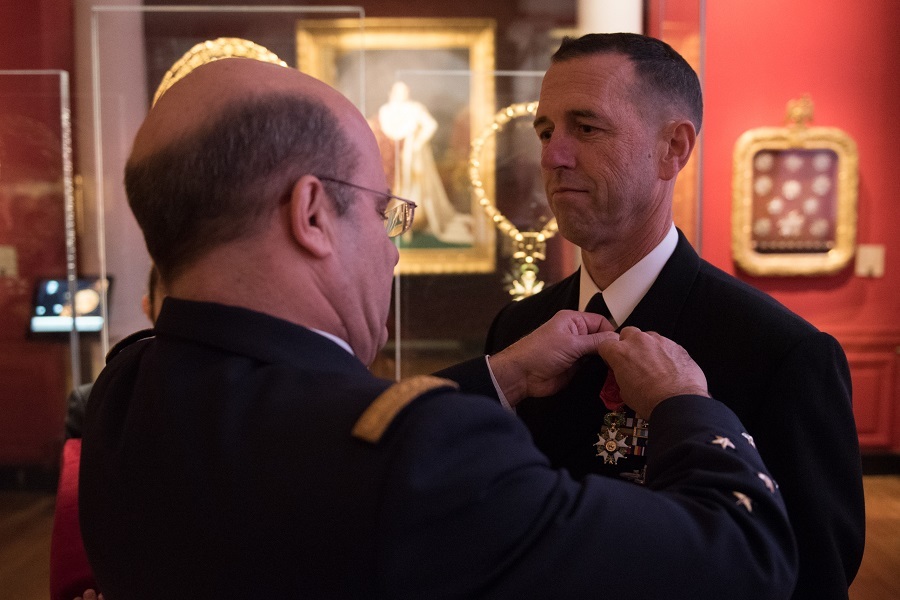 L’amiral Prazuck décore l’amiral Richardson de l’insigne d’officier de la Légion d’honneur