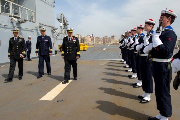 Le major général de la marine égyptienne accueilli par le commandant du Tonnerre