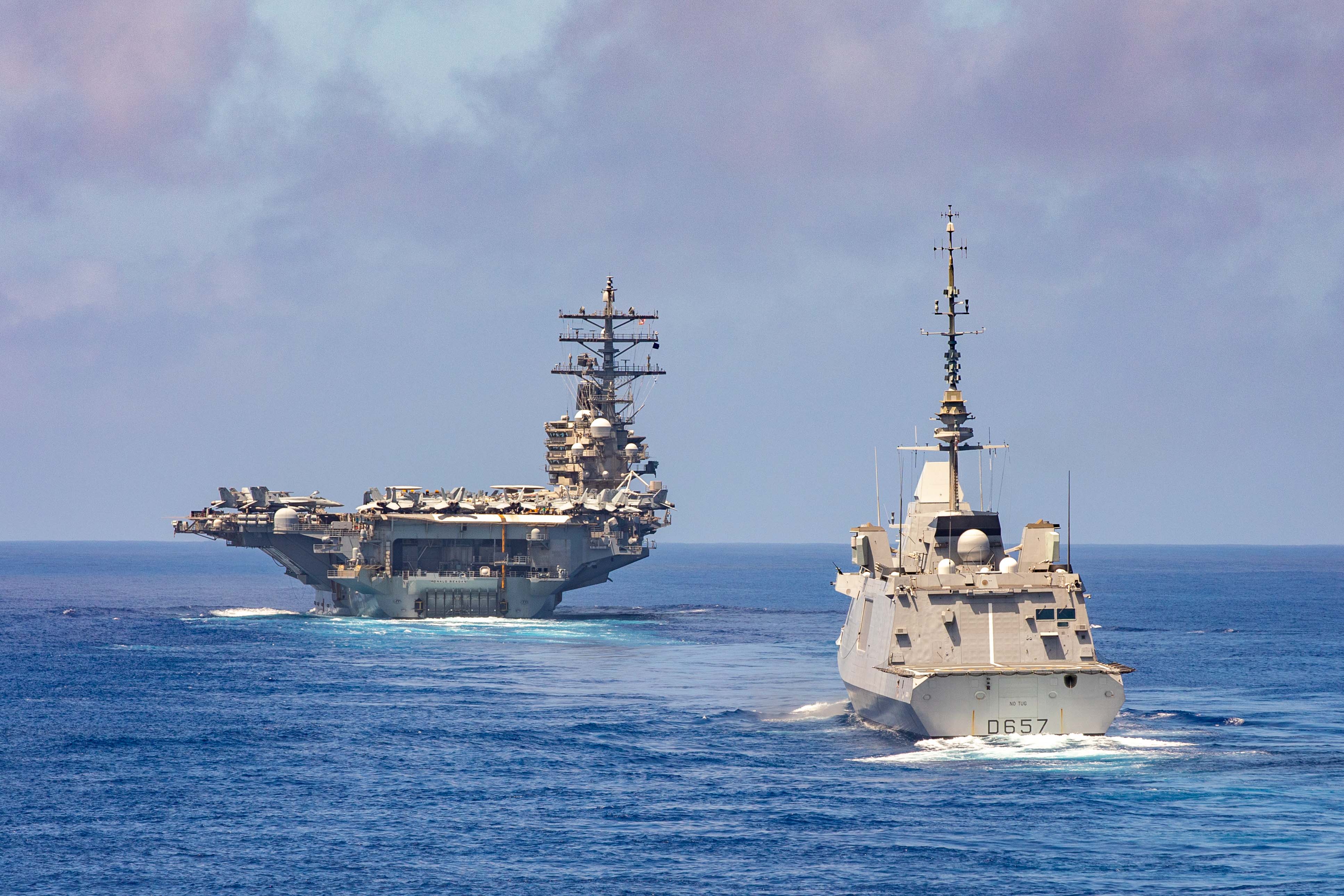 La frégate Lorraine et le porte-avions USS Ronald Reagan
