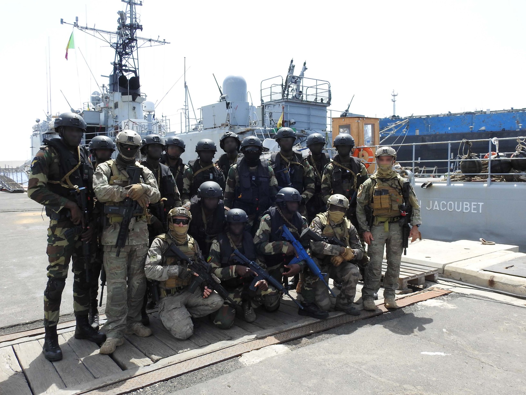 Des commandos-marine franco-sénégalais s’entraînent à bord de l’aviso EV Jacoubet 