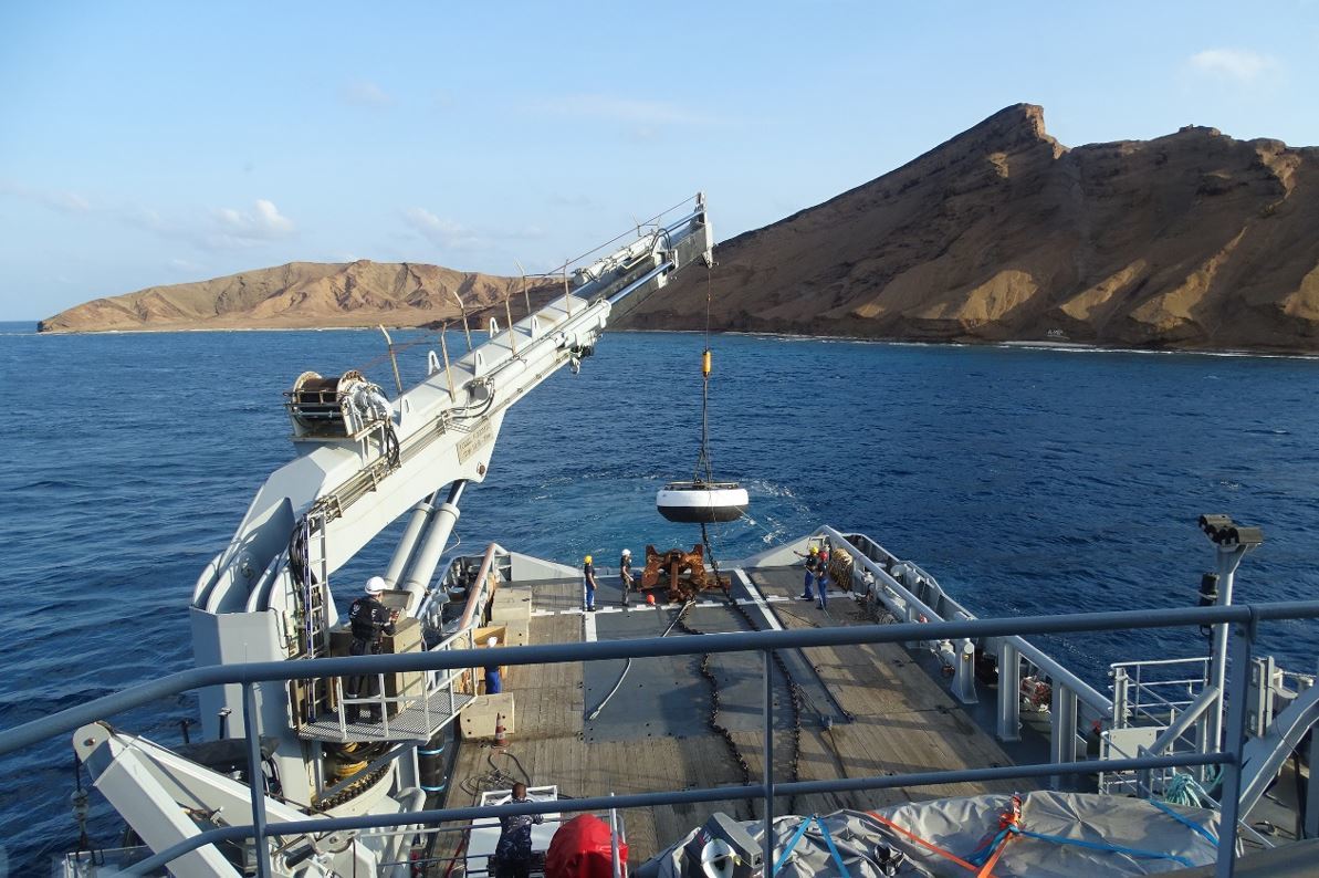 Le BSAM Loire installe un coffre au large de Djibouti