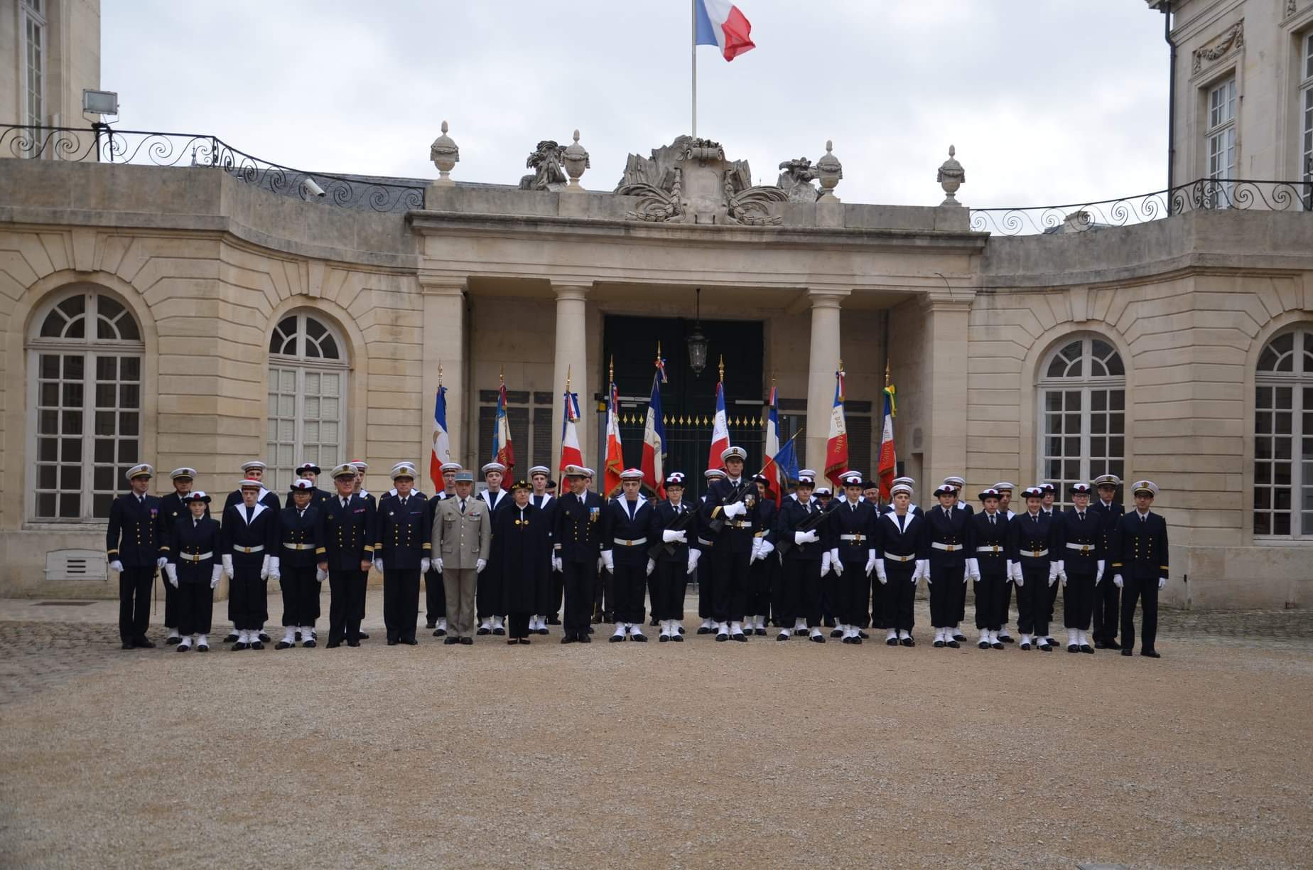 La délégation de la Marne devant le bâtiment du conseil départemental