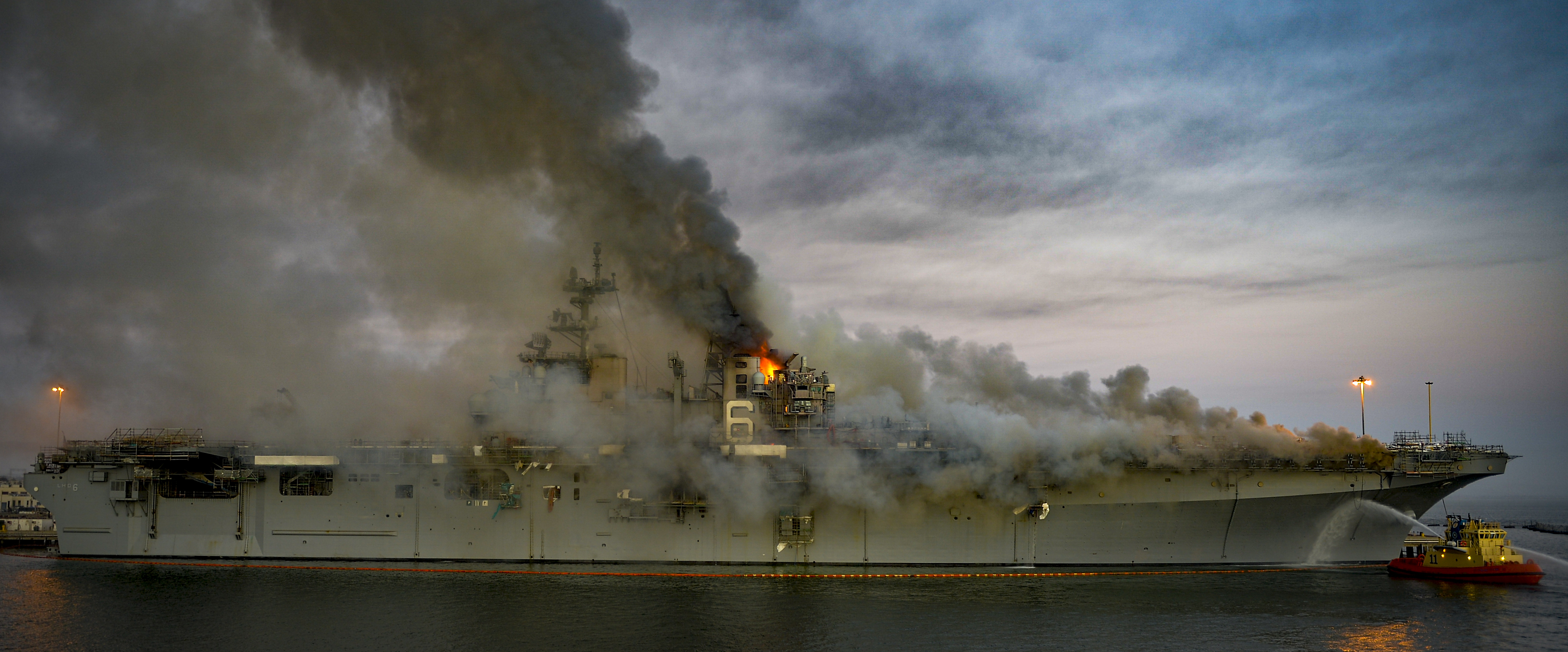 Incendie à bord du navire amphibie américain USS Bonhomme Richard