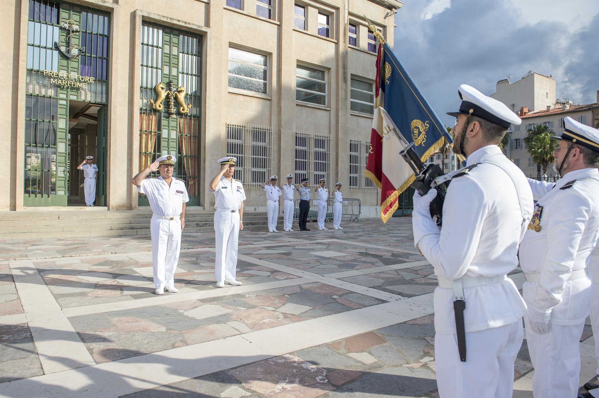 Le chef d’état-major de la marine reçoit son homologue japonais à Toulon