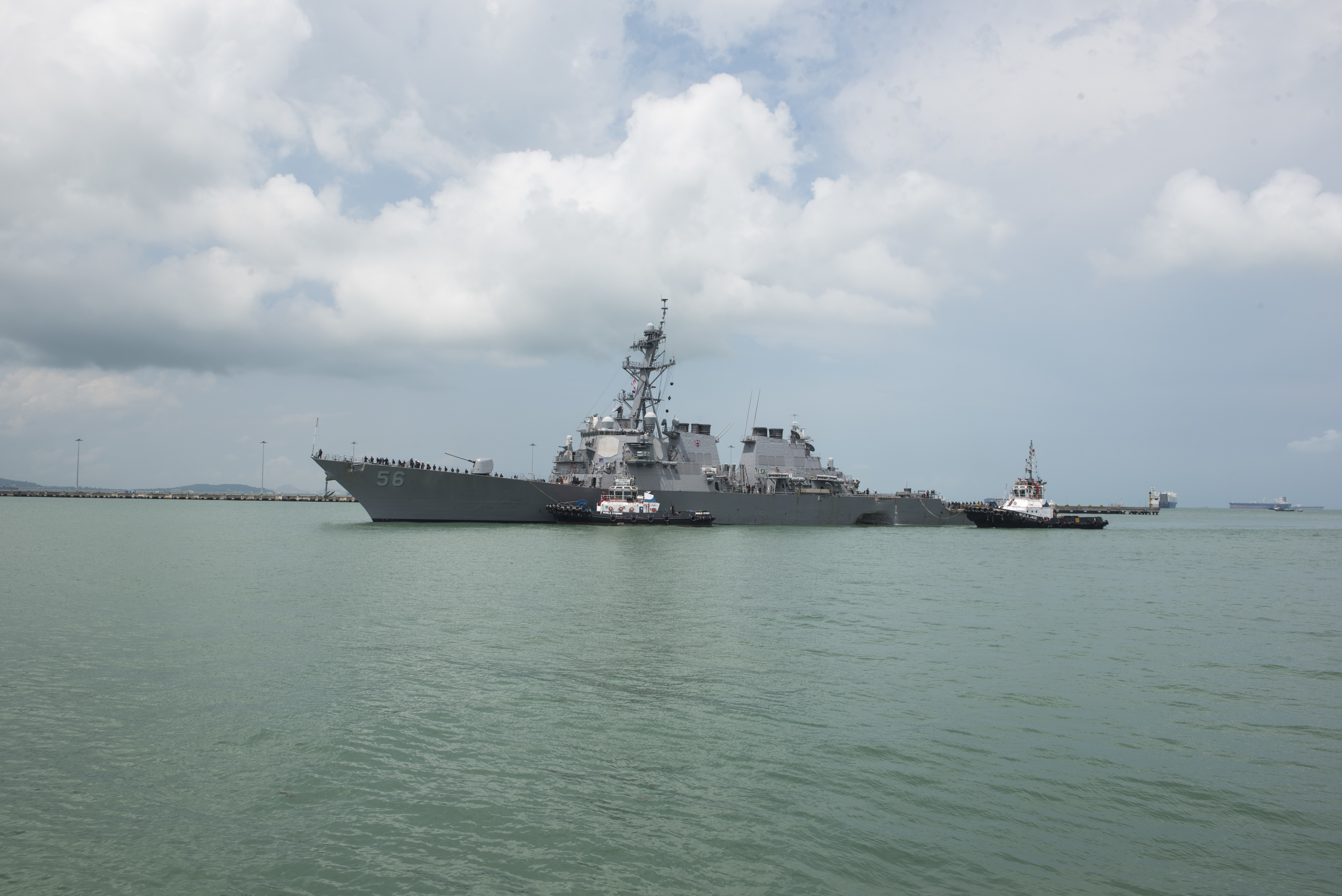 Le destroyer USS John S. McCain à son arrivée à Singapour après la collision