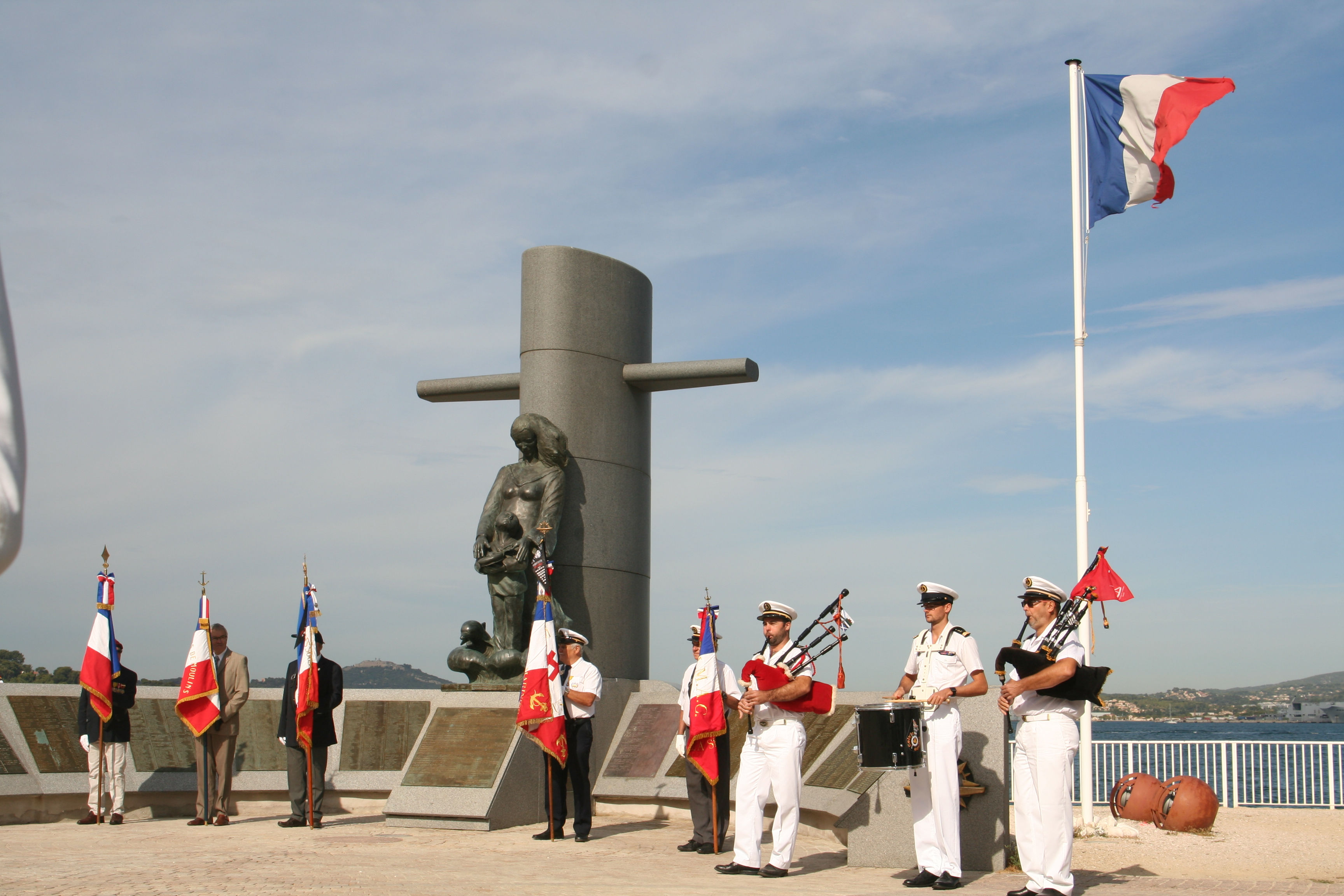 Les drapeaux des associations patriotiques réunis devant le monument