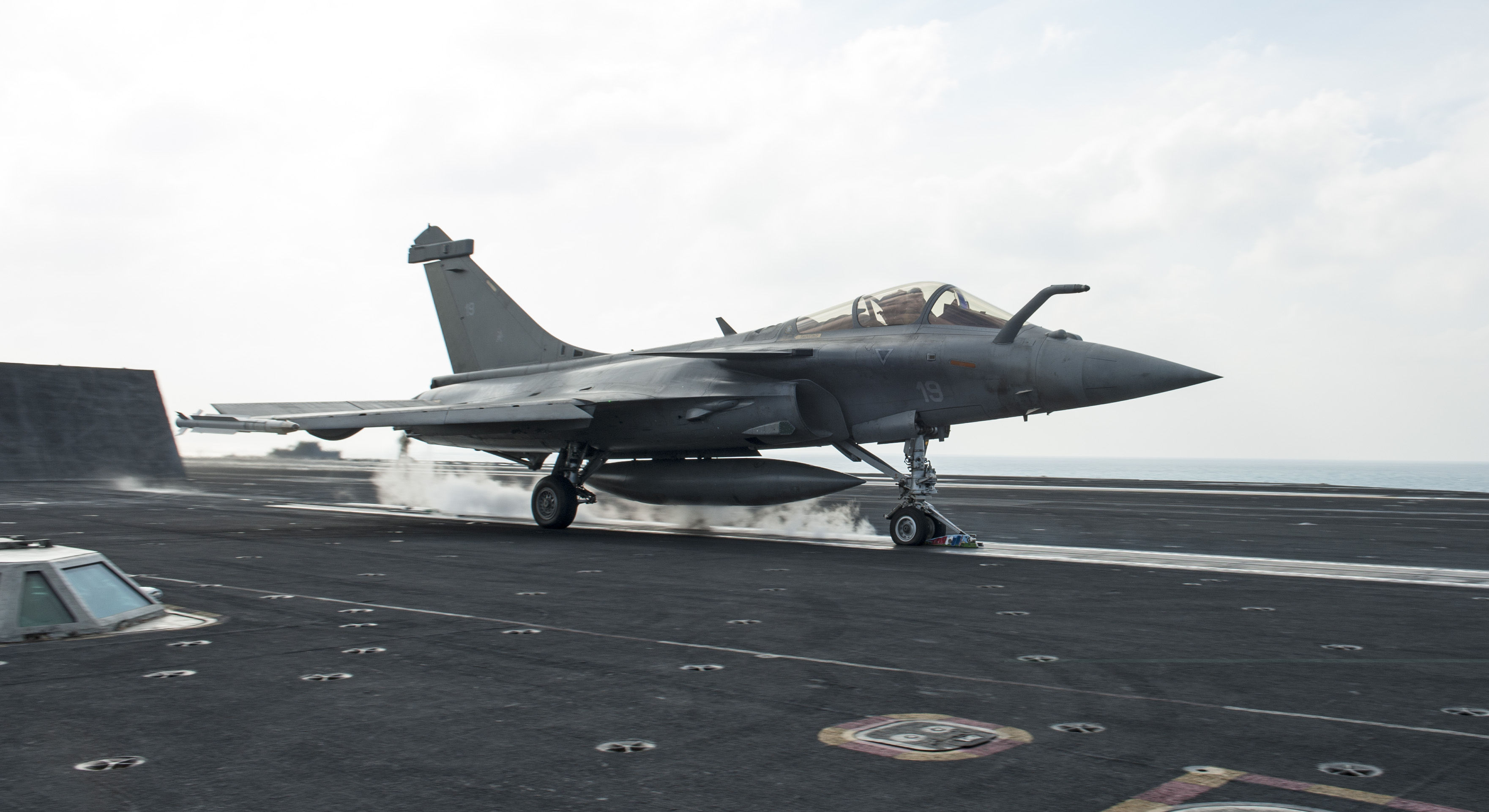 Un Rafale du Charles de Gaulle décolle du porte-avions USS Harry S. Truman