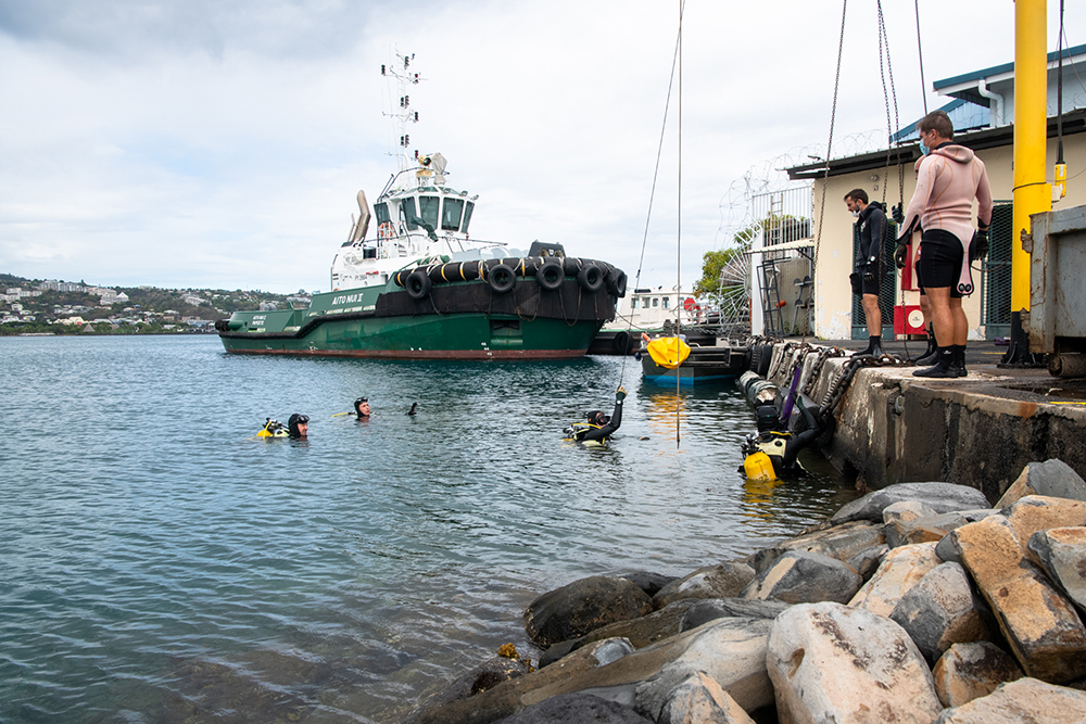 Les plongeurs ont retiré environ 3 tonnes de déchet du fond du port militaire de Papeete
