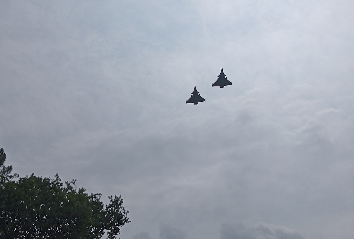 Deux chasseurs Rafale marine survolent le petit village de La Lande-Chasles