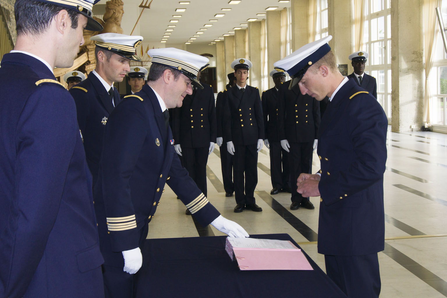 Signature, par les élèves-officiers de la promotion EN2015, de leur demande d’admission dans le corps des officiers de Marine