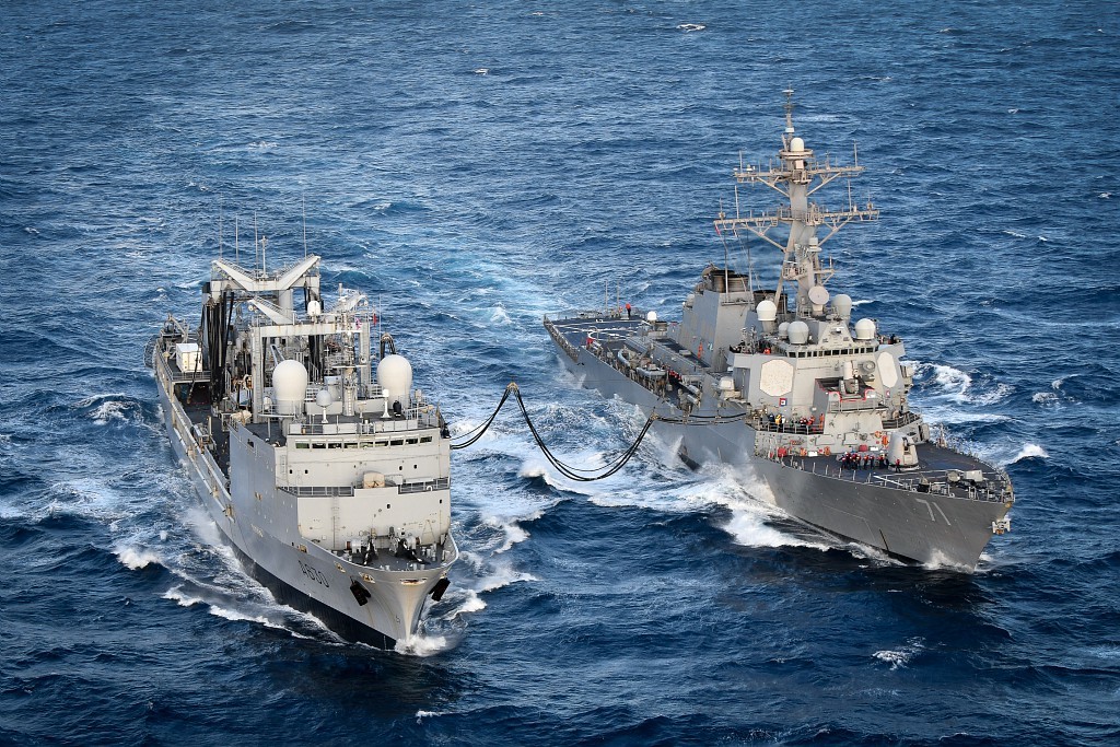 Le destroyer américain USS Ross ravitaillé par le bâtiment de commandement et de ravitaillement Marne