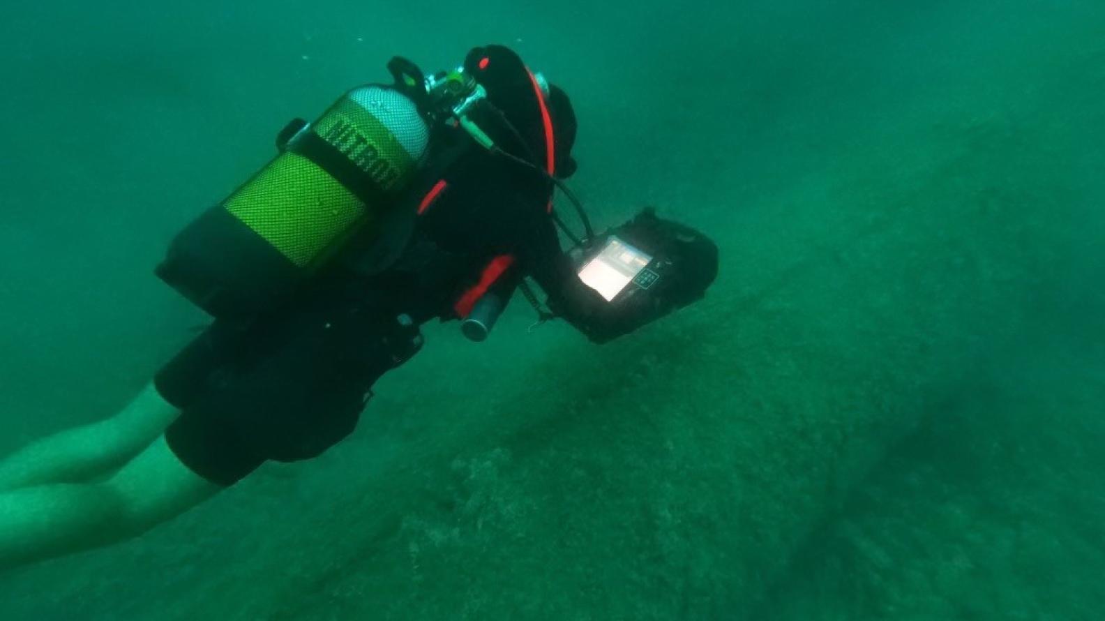 Un plongeur-démineur inspecte un pipeline