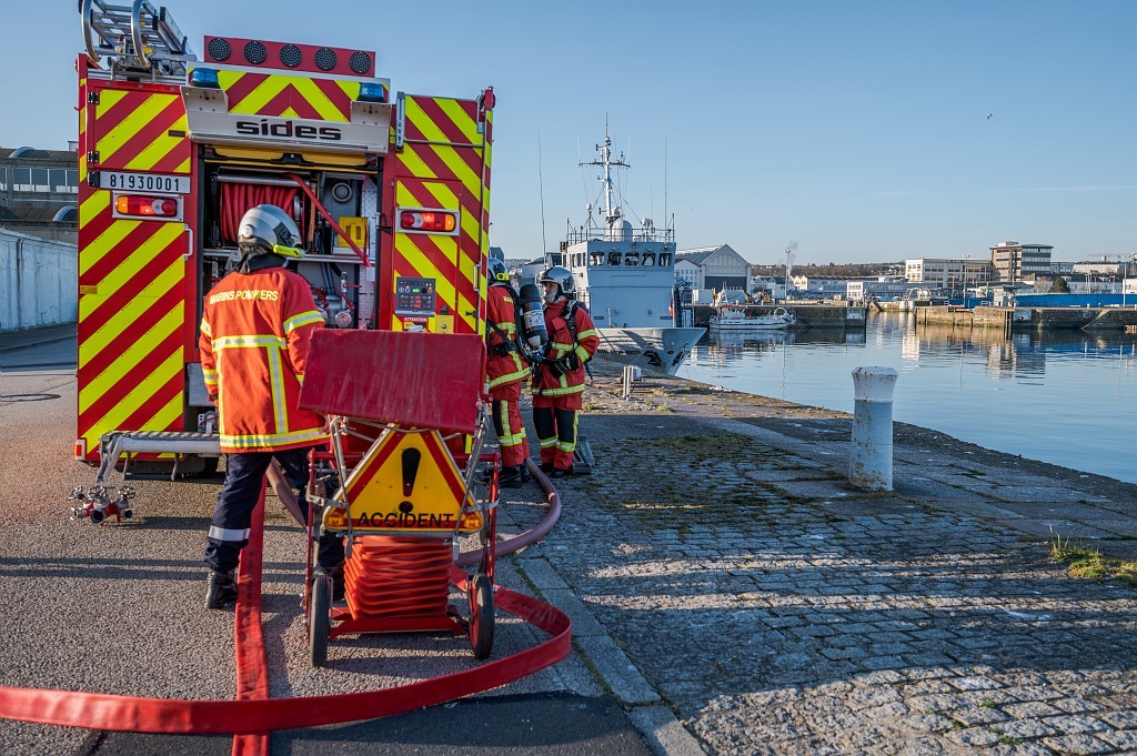 Installation du matériel des marins-pompiers de Cherbourg