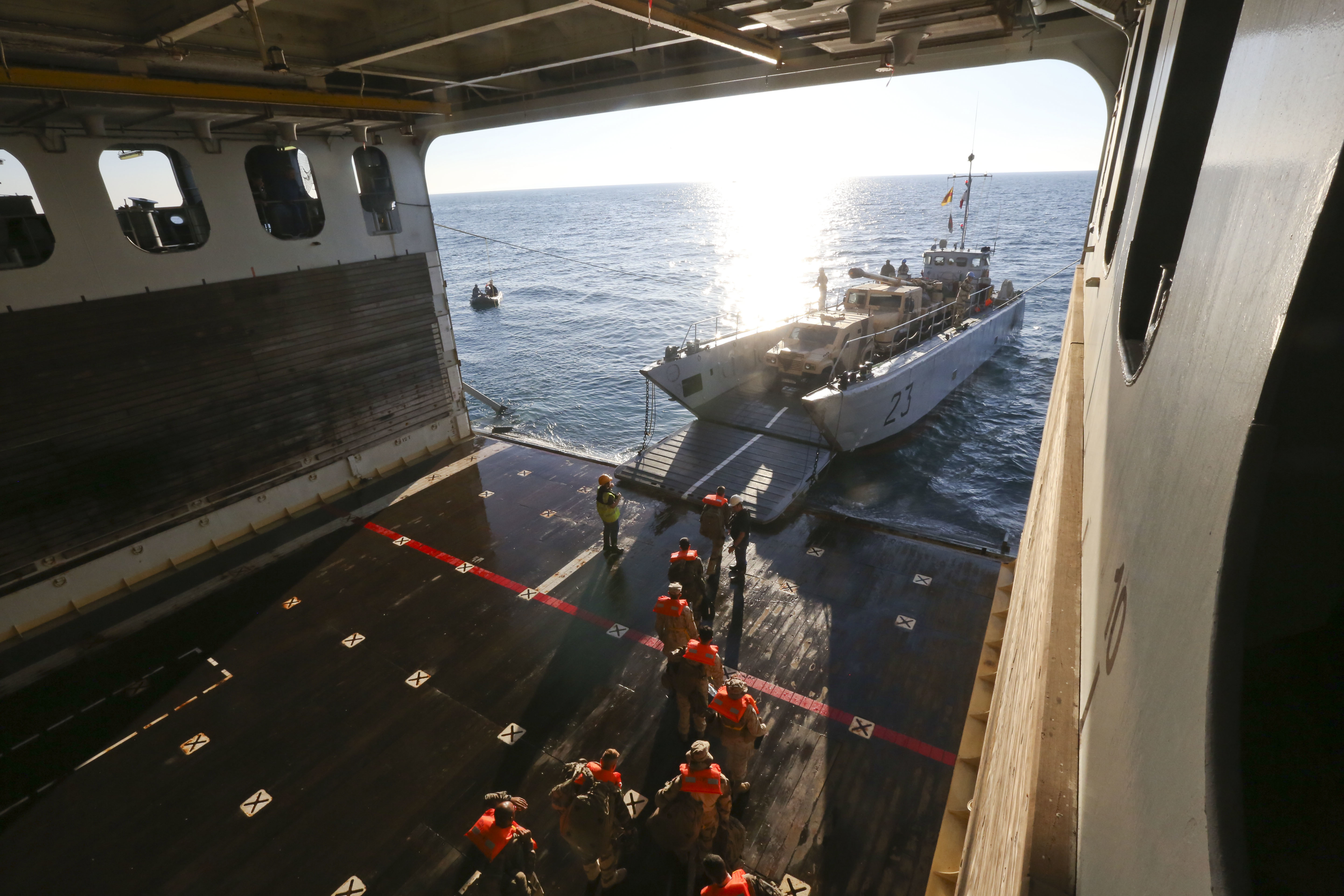 Des Marines embarquent à bord d’un chaland de débarquement (CTM) de la marine nationale