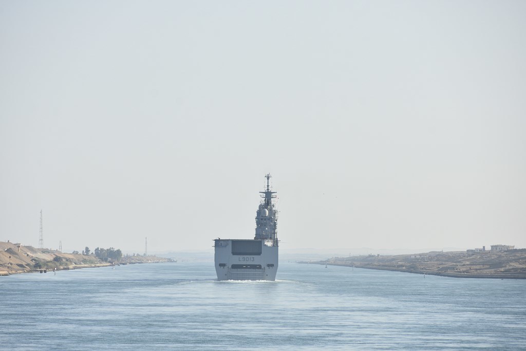 Le porte-hélicoptères Mistral franchit le canal de Suez