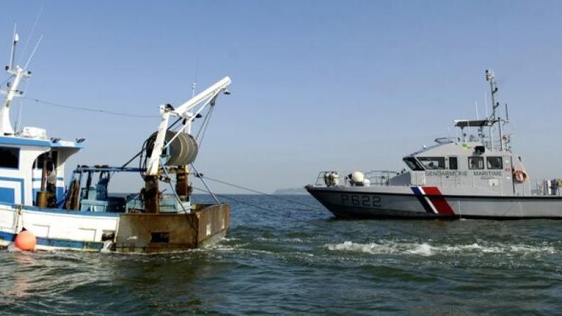 L'Esteron, vedette côtière de surveillance maritime de la gendarmerie maritime, surveille la pêche à la coquille St-Jacques