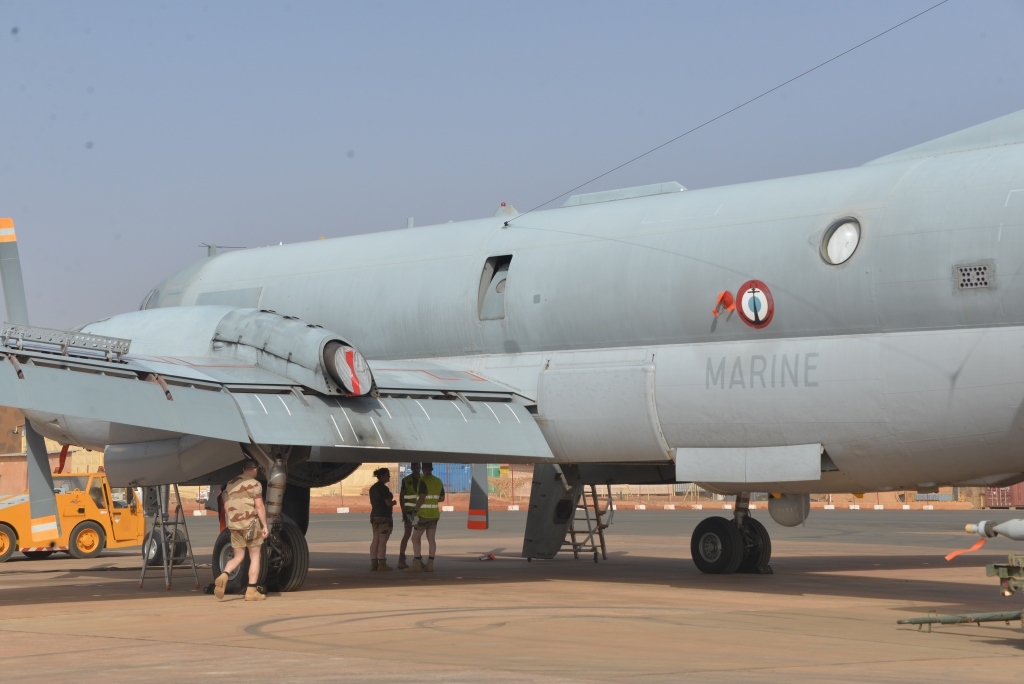 Un avion de patrouille maritime ATLANTIQUE 2 sur la base aérienne projetée de Niamey