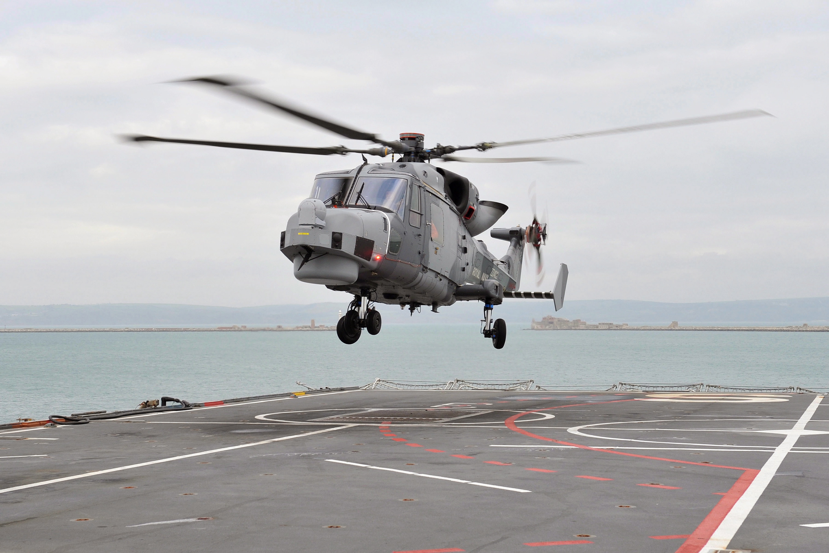 Un hélicoptère AW159 WildCat de la Royal Navy se pose à bord du RFA Argus