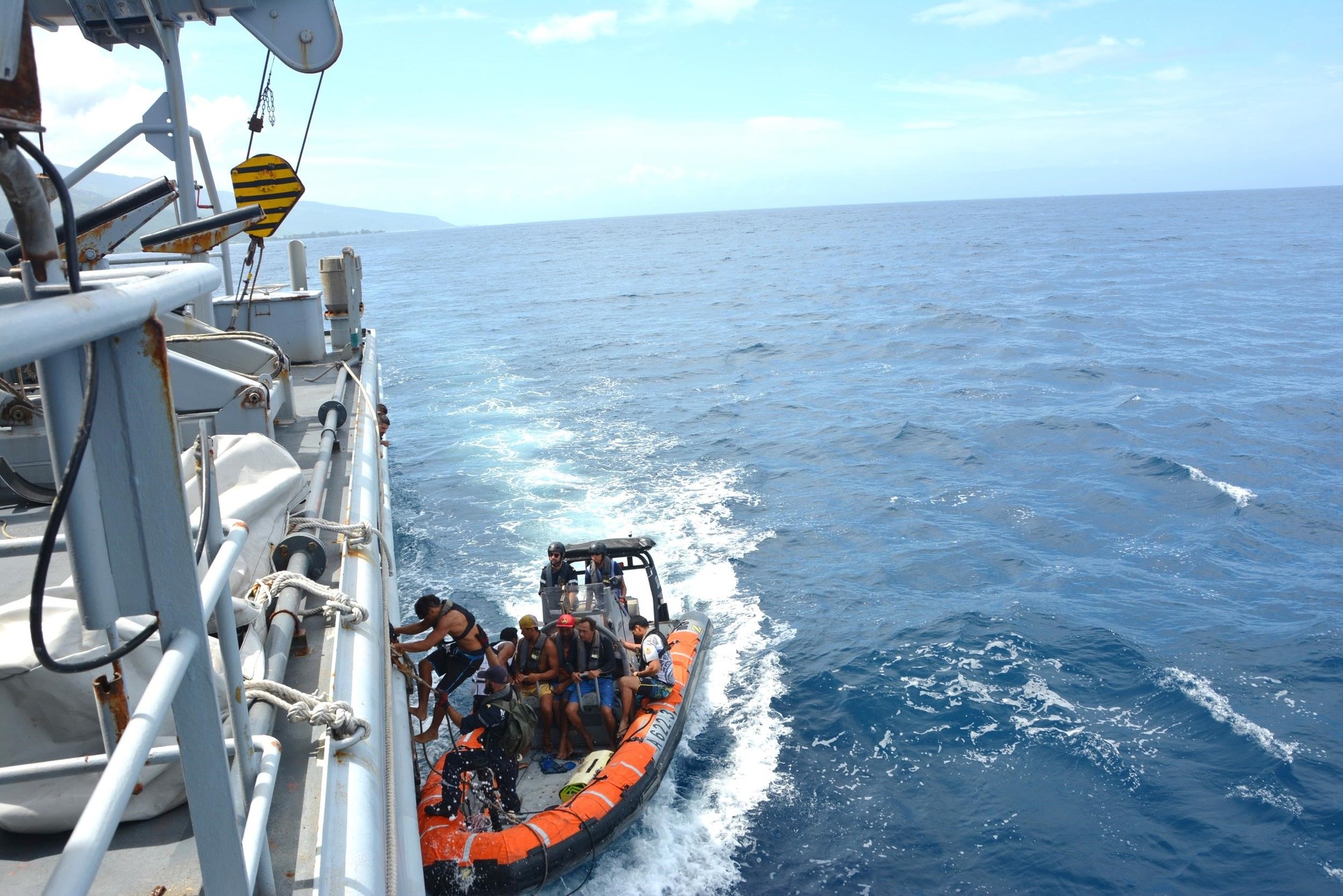 Les naufragés embarquent à bord du Bougainville