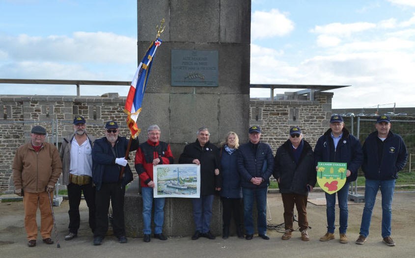 Les anciens marins du TCD Orage au monument de la Pointe Saint-Mathieu