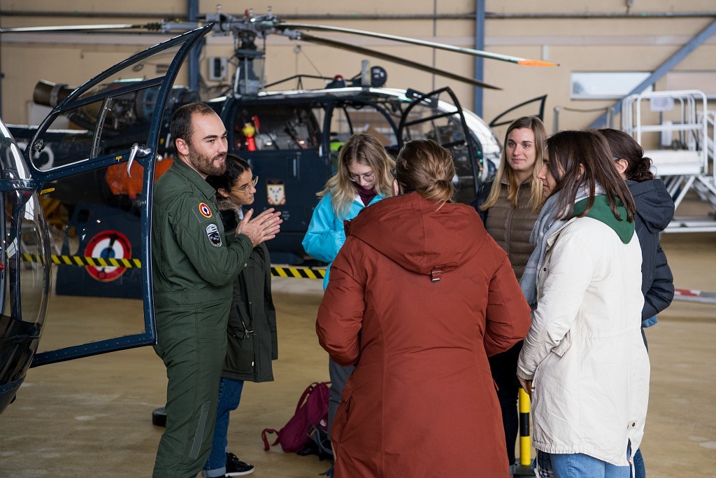Présentation d'hélicoptères à des étudiantes de la région Grand Est