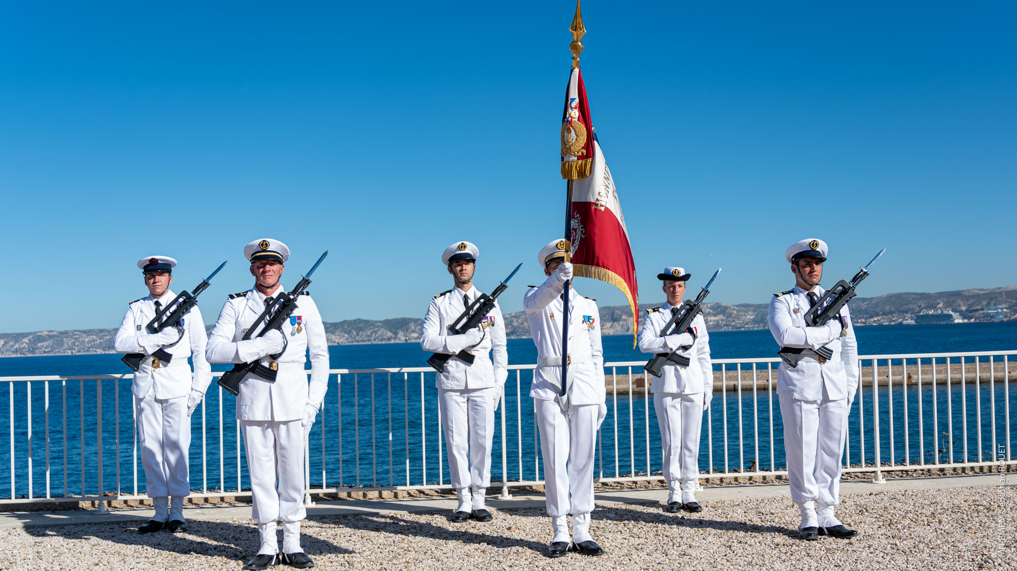 La garde du drapeau du bataillon des marins-pompiers