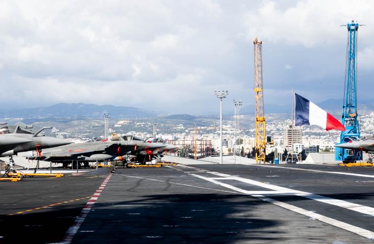 Le porte-avions Charles de Gaulle dans le port de Limassol (Chypre)