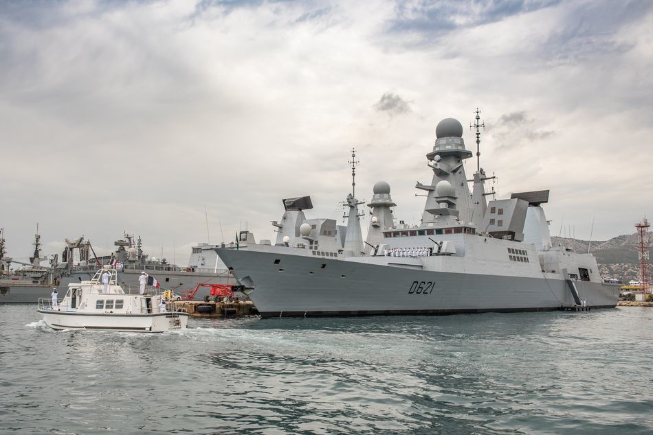 Le vice-amiral d’escadre Rolland passe en revue les bâtiments dans le port militaire de Toulon