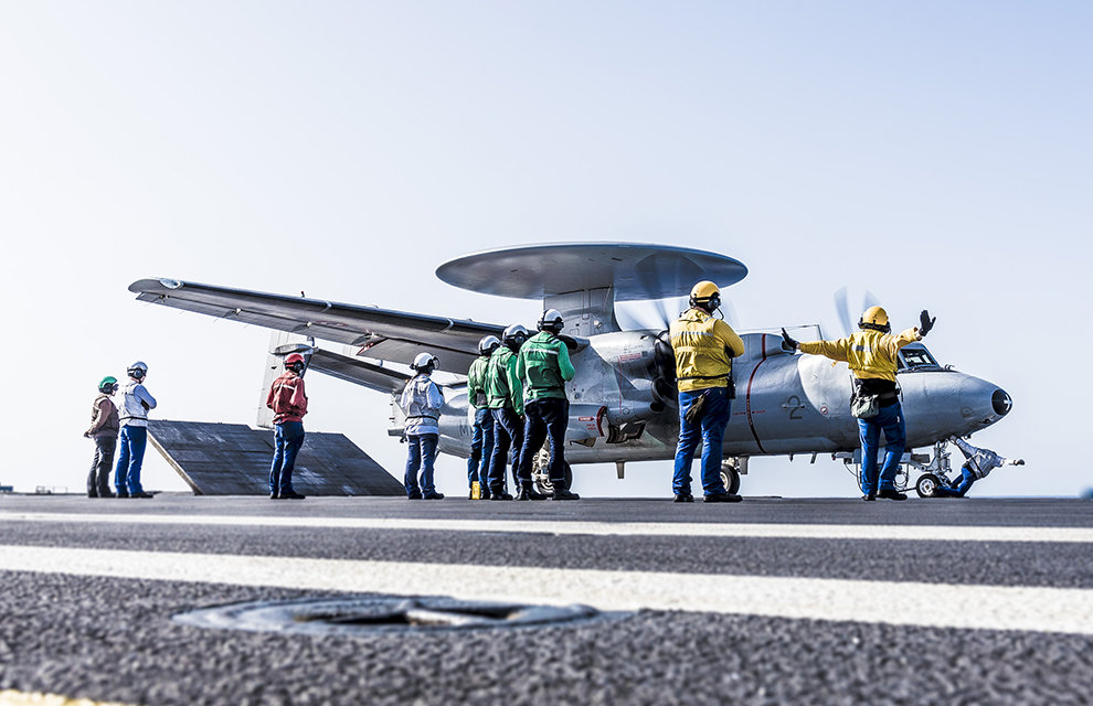 Un avion de guet aérien avancé Hawkeye sur le pont du Charles de Gaulle