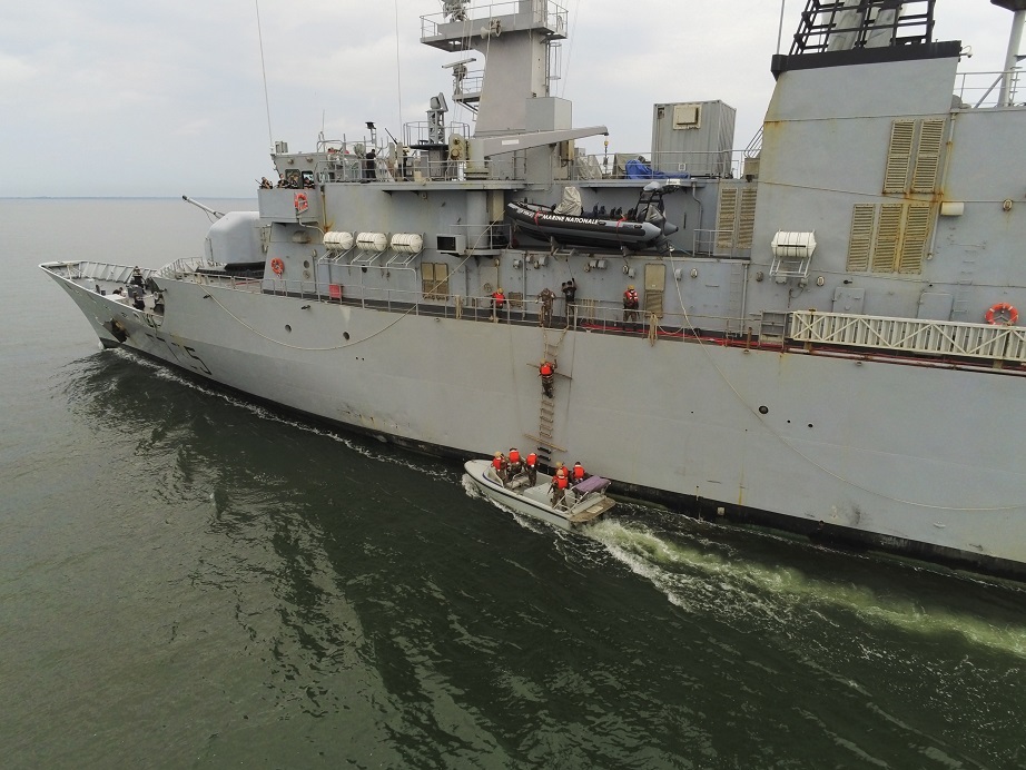 Une équipe de visite de la marine gabonaise monte à bord du Germinal