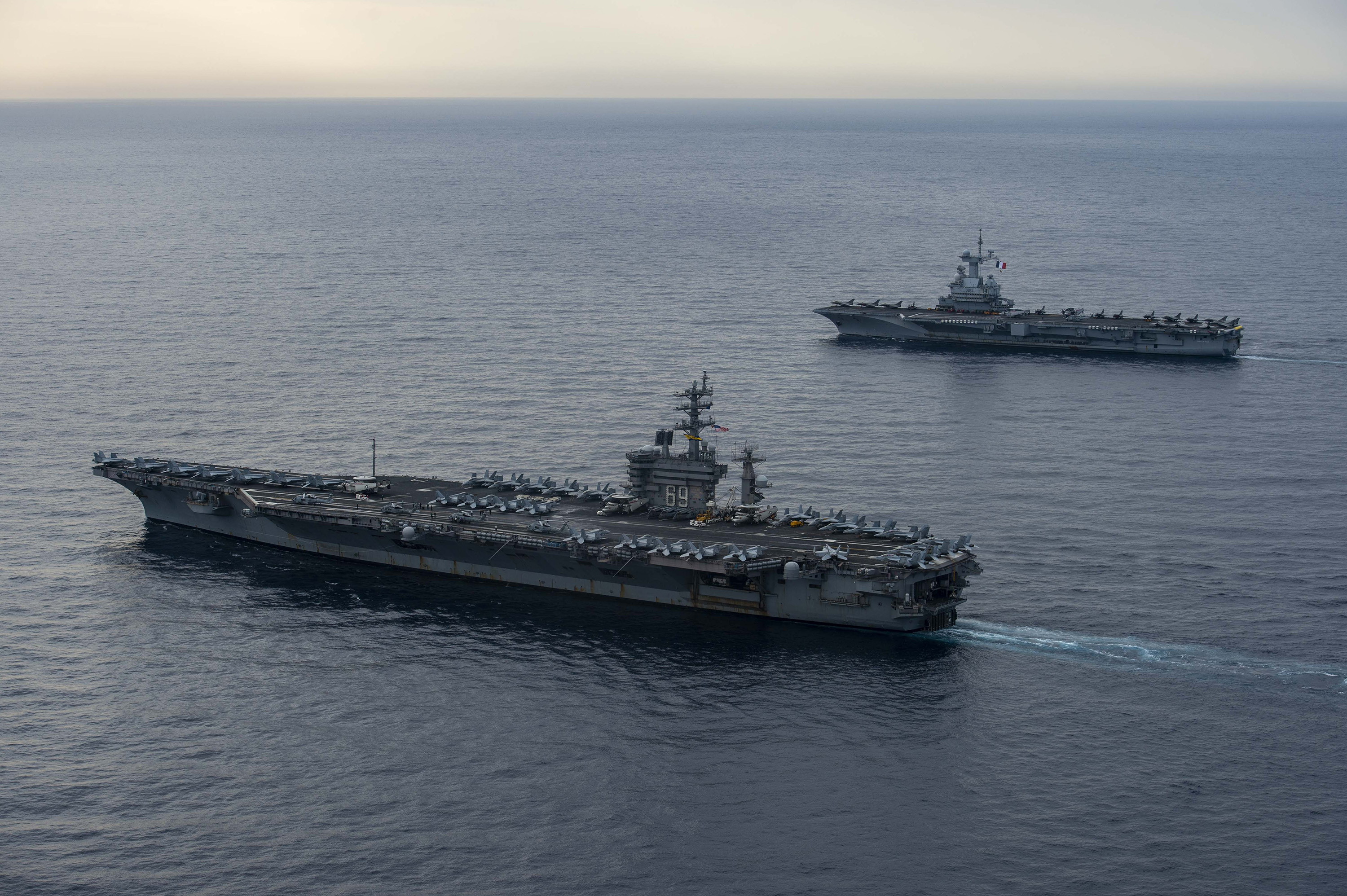 Le porte-avions américain USS Dwight D. Eisenhower et Charles de Gaulle naviguent en formation