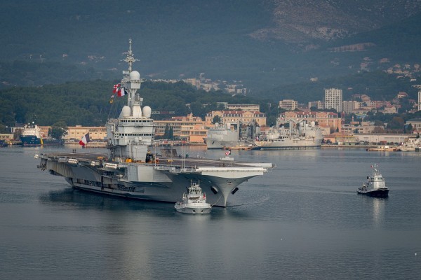 Le porte-avions Charles de Gaulle en rade de Toulon