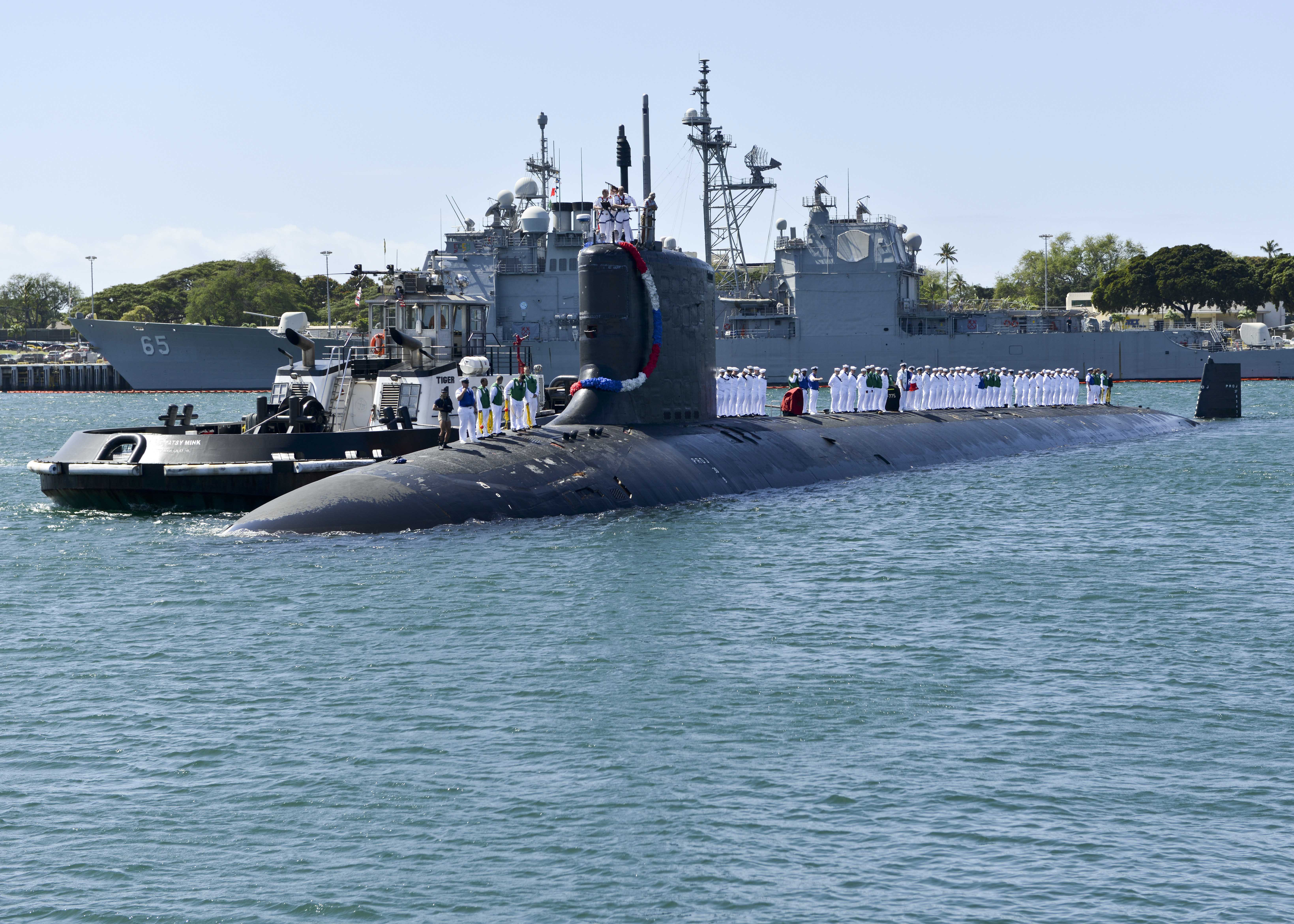 Le sous-marin USS Texas entre dans le port de Pearl Harbor